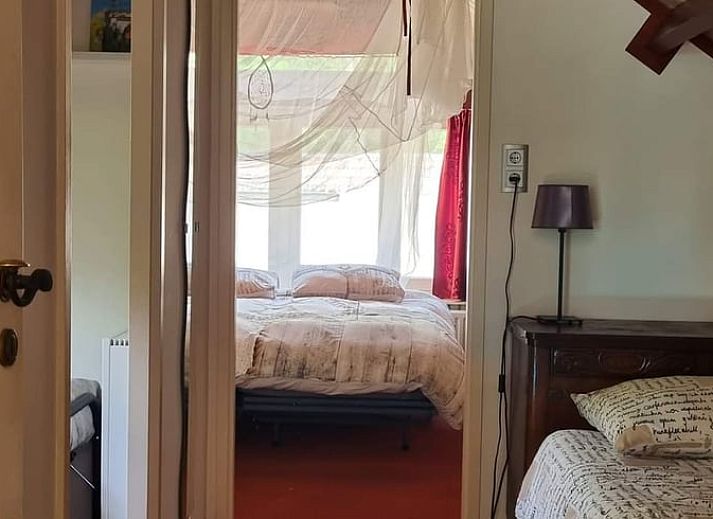 Terras met tuintafel in Vakantiehuis Ossendrecht, omringd door groene natuur in West Brabant.