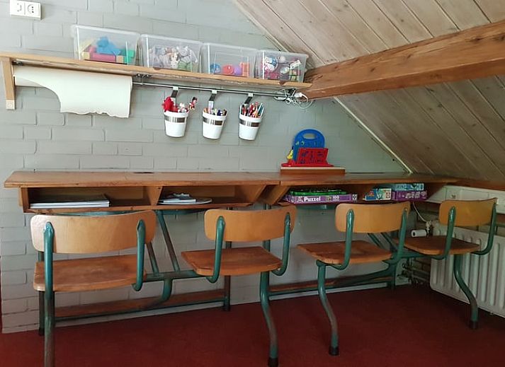 Veranda met uitzicht op zwembad in Vakantiehuis Ossendrecht, perfect voor buiten dineren in Noord Brabant.