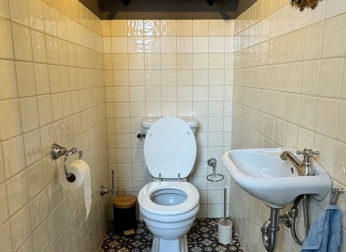 Sierlijke kroonluchter in Vakantiehuisje in Ossendrecht, Noord Brabant.