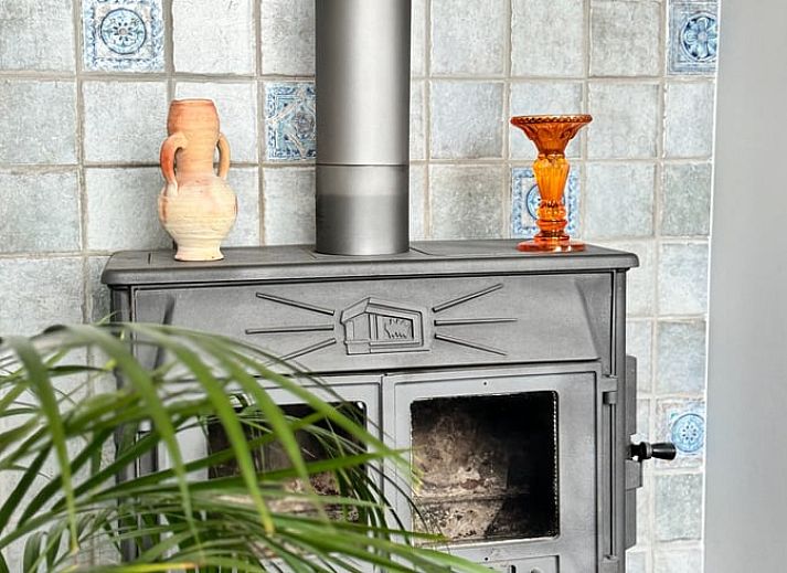 Moderne keuken in Vakantiehuisje in Ossendrecht met uitzicht op het platteland.