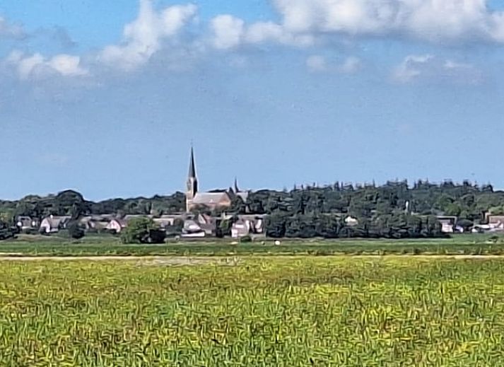 Moderne keuken in Vakantiehuisje in Ossendrecht met uitzicht op het platteland.