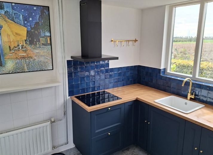 Moderne keuken in Vakantiehuisje in Ossendrecht met uitzicht op het platteland.