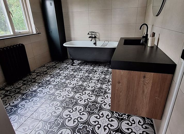 Gezellige woonkamer in Vakantiehuisje in Ossendrecht met antieke meubels.