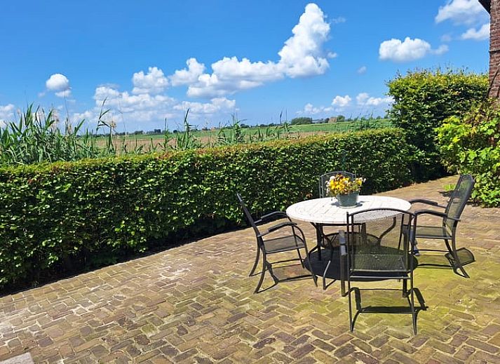 Gezellige woonkamer in Vakantiehuisje in Ossendrecht met antieke meubels.