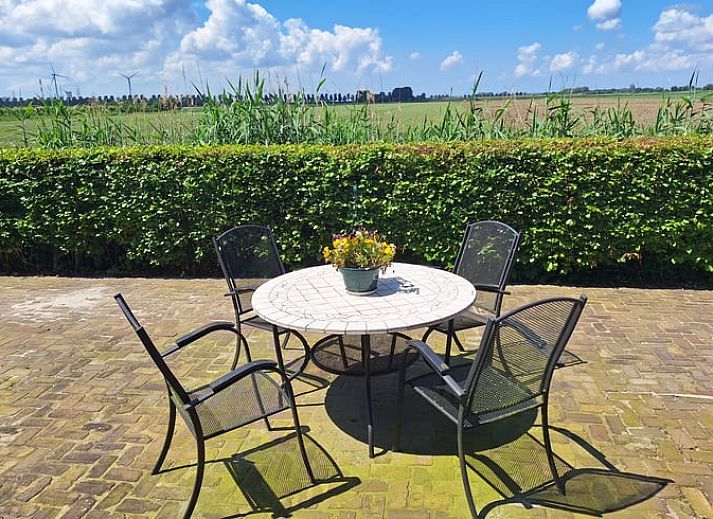 Gezellige woonkamer in Vakantiehuisje in Ossendrecht met antieke meubels.