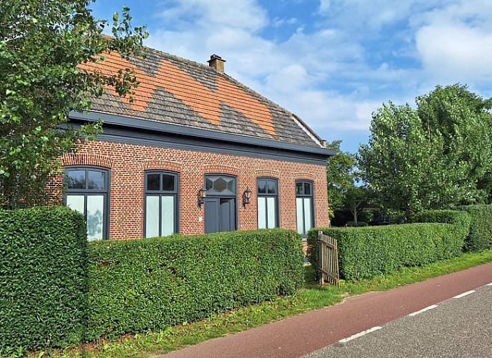Gezellige woonkamer in Vakantiehuisje in Ossendrecht met antieke meubels.