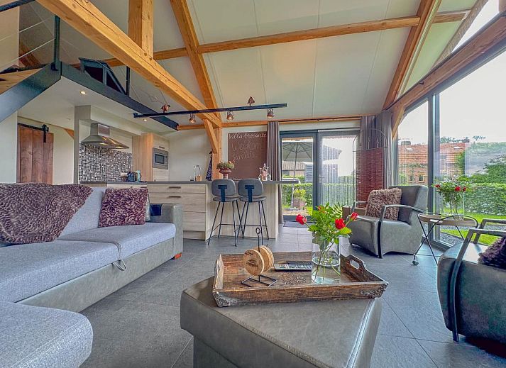 Villa Brocante vacation home in Alphen, North Brabant with thatched roof and terrace for relaxation.