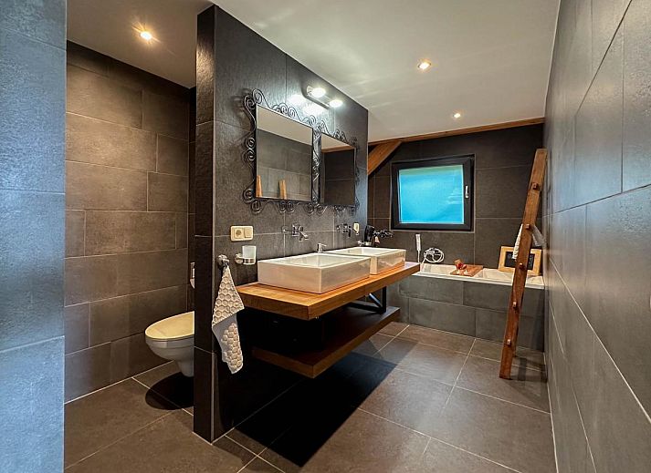 Side view of Villa Brocante in Alphen, North Brabant, vacation home with modern look.