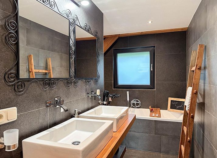 Side view of Villa Brocante in Alphen, North Brabant, vacation home with modern look.