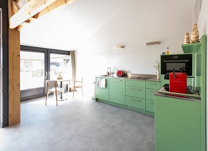 Ferienhaus in Gilze bietet ein rustikales Ferienhaus in West-Brabant mit einer sonnigen Terrasse und gruener Umgebung.