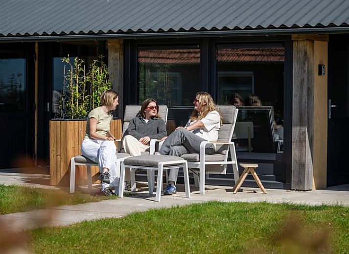 Gemuetlicher Innenbereich des Ferienhauses in Gilze, Westbrabant, mit moderner Kueche und gemuetlicher Sitzecke in Nordbrabant.