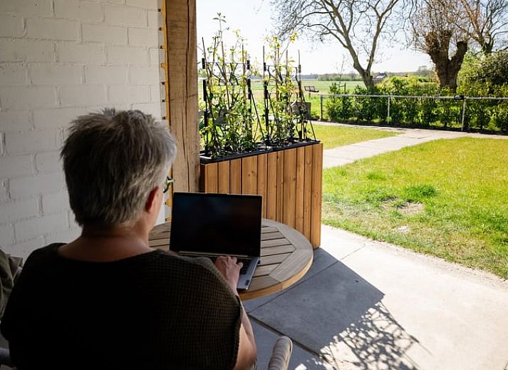 Gemuetlicher Innenbereich des Ferienhauses in Gilze, Westbrabant, mit moderner Kueche und gemuetlicher Sitzecke in Nordbrabant.