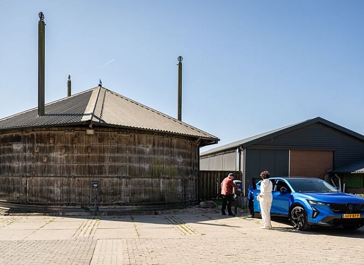 Gemuetlicher Innenbereich des Ferienhauses in Gilze, Westbrabant, mit moderner Kueche und gemuetlicher Sitzecke in Nordbrabant.