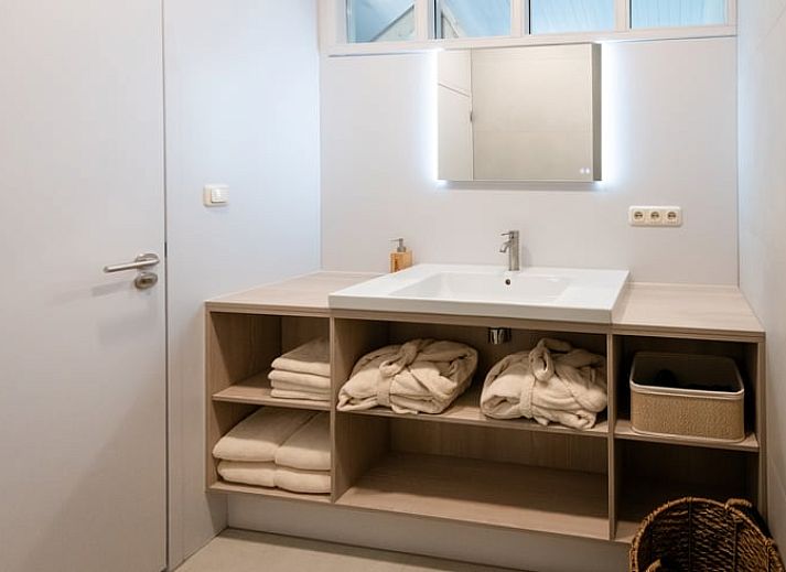 Geraeumige Kueche im Ferienhaus in Gilze, Westbrabant. Geniessen Sie die moderne Einrichtung und den hellen Innenraum in diesem Ferienhaus.