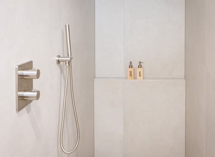 Geniessen Sie die Sonne auf der Terrasse des Ferienhauses in Gilze, gelegen im schoenen Westbrabant, Nordbrabant.