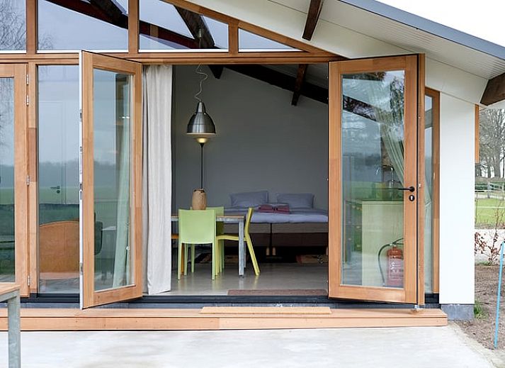 Gezellige binnenruimte van Vakantiehuis in Gilze met bloemen en lokale lekkernijen, gelegen in West Brabant.