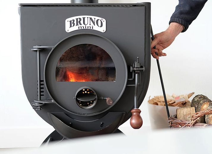 Gezellige binnenruimte van Vakantiehuis in Gilze met bloemen en lokale lekkernijen, gelegen in West Brabant.