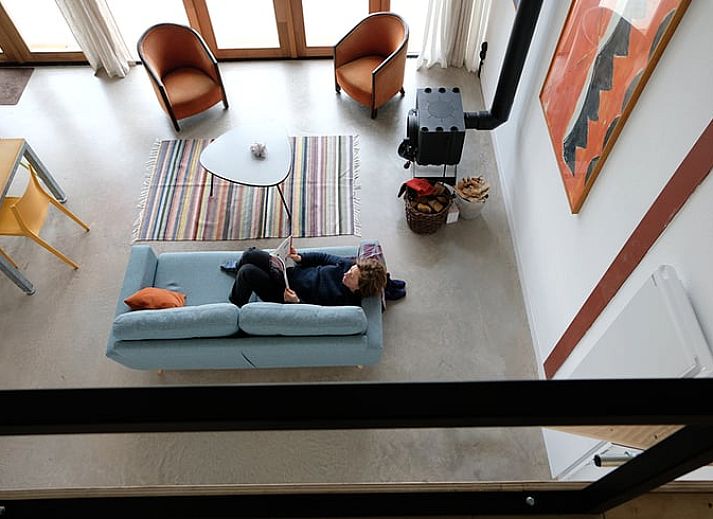 Lichte en ruime woonkamer van Vakantiehuis in Gilze in West Brabant, met uitzicht op de tuin in Noord Brabant.