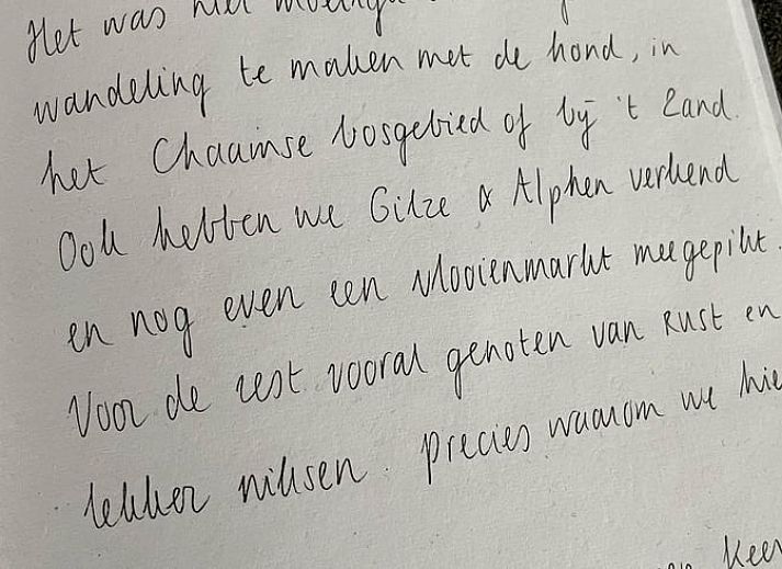 Lichte en ruime woonkamer van Vakantiehuis in Gilze in West Brabant, met uitzicht op de tuin in Noord Brabant.