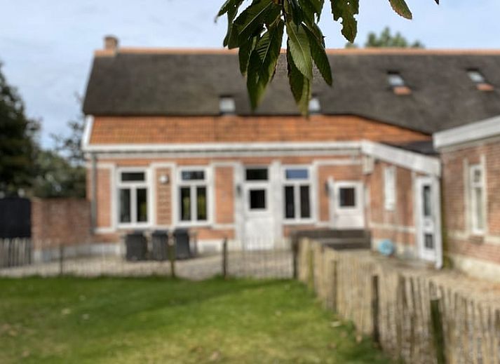 Helles Wohnzimmer im Ferienhaus in Hoogerheide, Nordbrabant, mit Sonnenblumen und Ledersesseln.