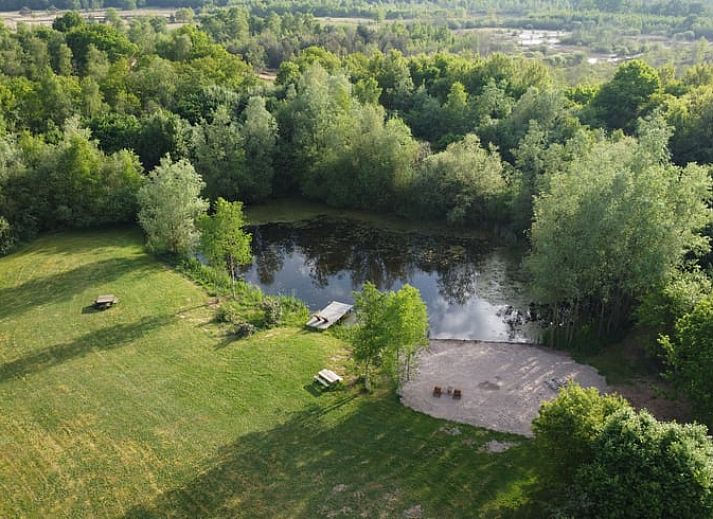 Stilvolle Sitzecke im Cottage in Hoogerheide, Ferienhaus in Hoogerheide, mit Ledersesseln und einem Beistelltisch.