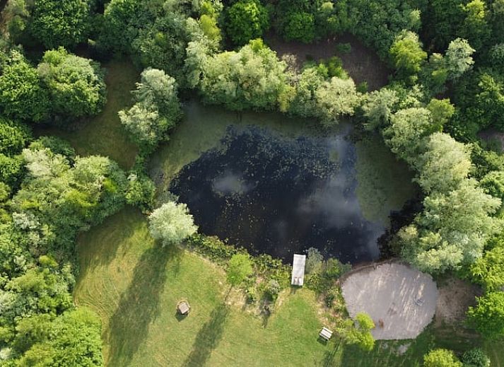 Romantisches Ambiente im Schlafzimmer des Ferienhauses in Hoogerheide, Nordbrabant.