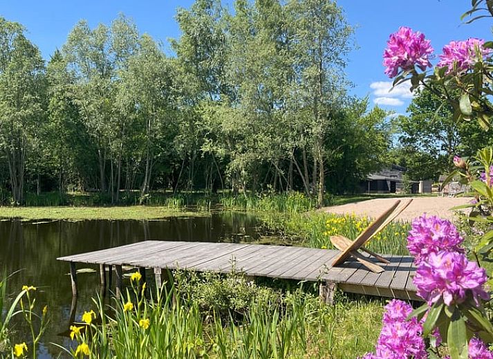 Gemuetliches Schlafzimmer mit Kartendekor in einem Ferienhaus in Hoogerheide, Westbrabant.
