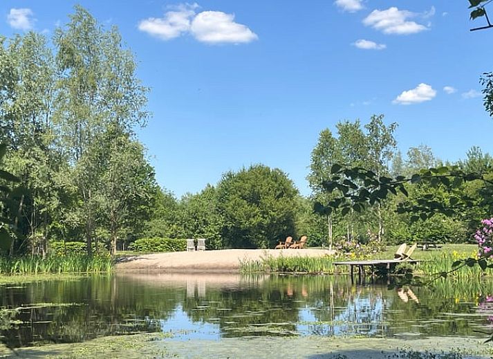 Gemuetliches Schlafzimmer mit Kartendekor in einem Ferienhaus in Hoogerheide, Westbrabant.