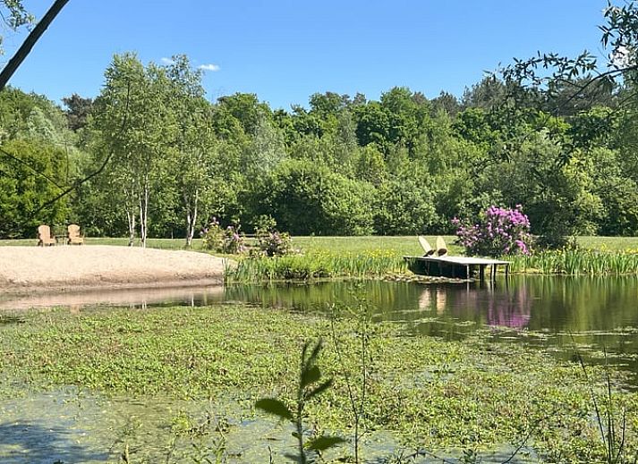 Gemuetliches Schlafzimmer mit Kartendekor in einem Ferienhaus in Hoogerheide, Westbrabant.