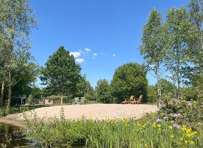 Gemuetliches Schlafzimmer mit Kartendekor in einem Ferienhaus in Hoogerheide, Westbrabant.