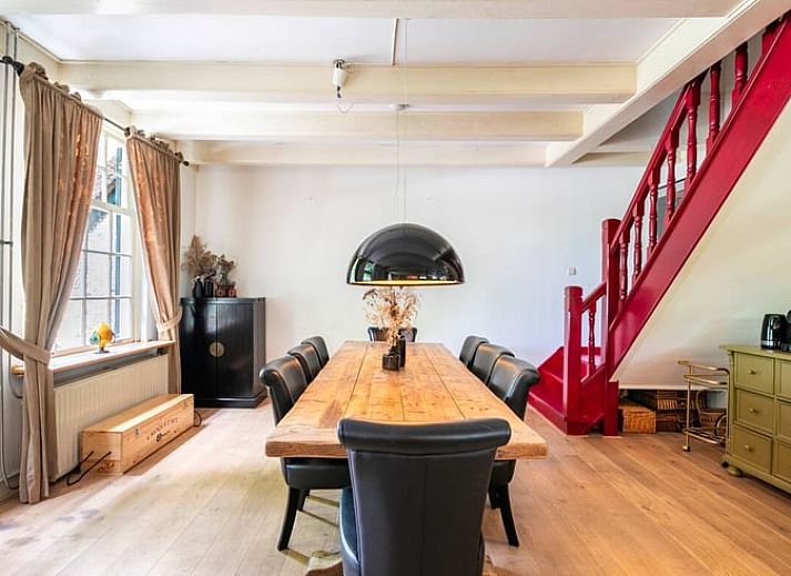 Veranda met levendige bloemen bij vakantiehuis in Roosendaal, West Brabant.