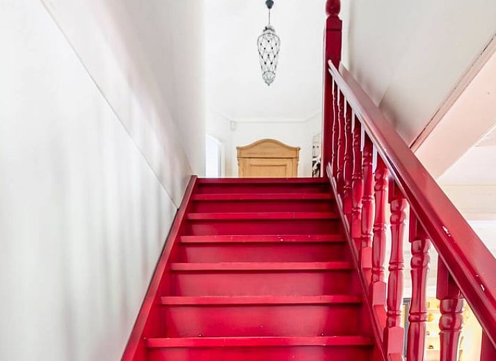 Veranda met levendige bloemen bij vakantiehuis in Roosendaal, West Brabant.