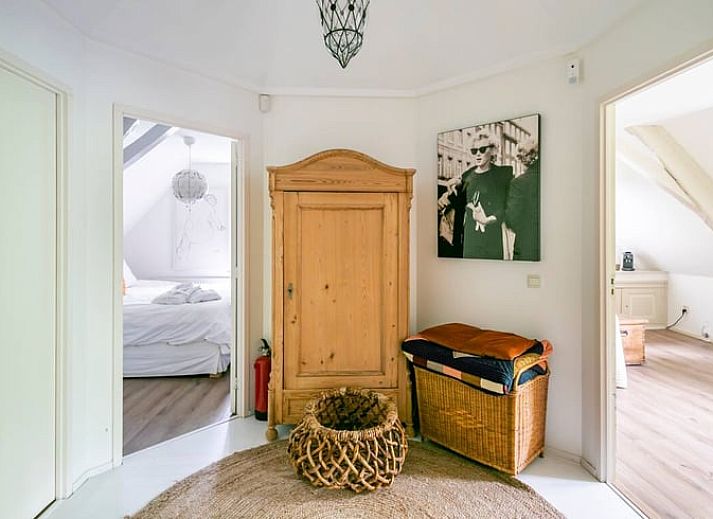 Veranda met levendige bloemen bij vakantiehuis in Roosendaal, West Brabant.