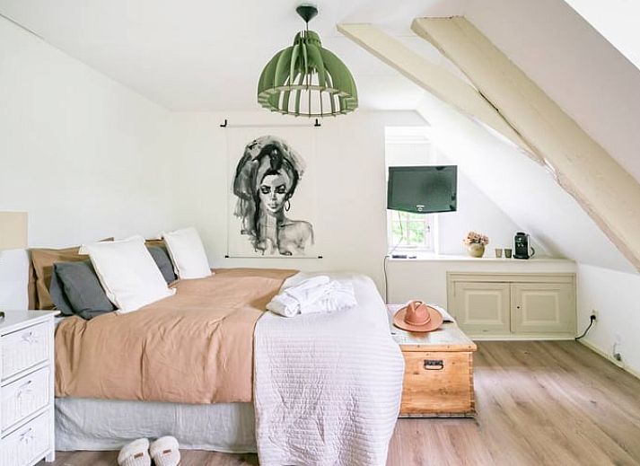 Veranda met levendige bloemen bij vakantiehuis in Roosendaal, West Brabant.