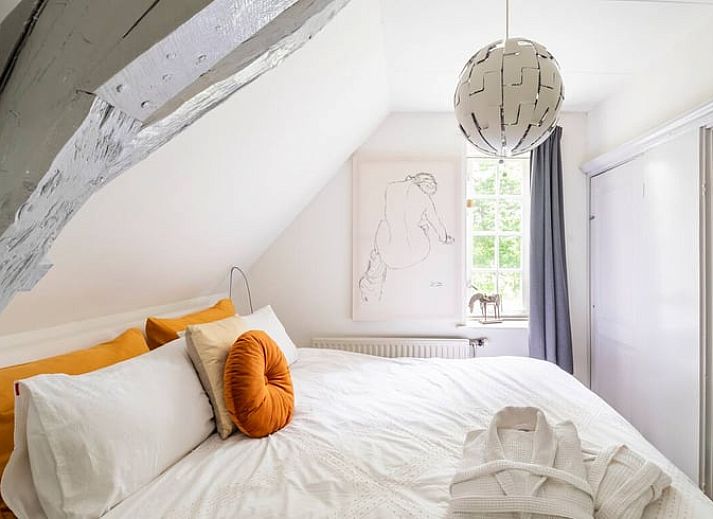 Ruime open keuken en eetkamer in vakantiehuis in Roosendaal, West Brabant.