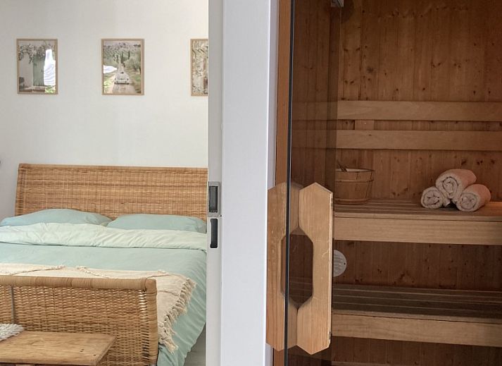 Ontspan in de jacuzzi van Villa Wellness Retreat, een vakantiehuis in het groene Halderberge, West Brabant, Noord Brabant.