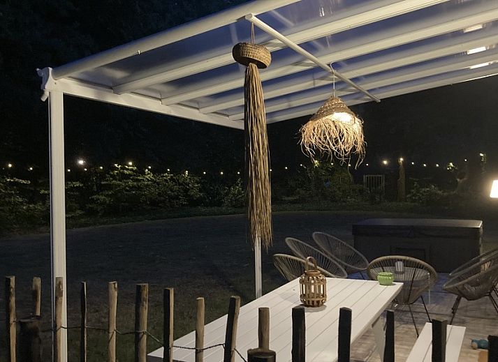 Moderne keuken in Villa Wellness Retreat, een vakantiehuis in Halderberge, West Brabant, met uitzicht op groene omgeving.