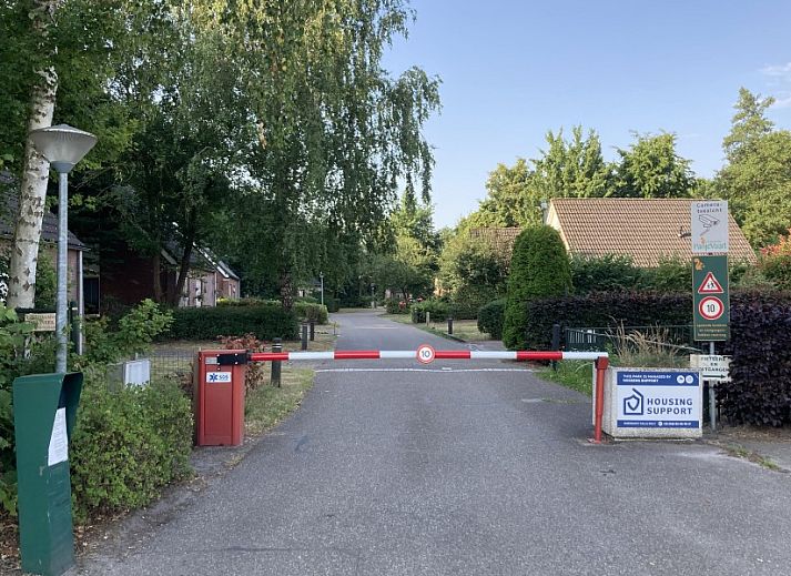 Moderne keuken in Villa Wellness Retreat, een vakantiehuis in Halderberge, West Brabant, met uitzicht op groene omgeving.
