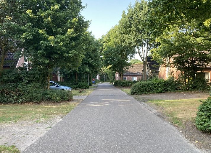Moderne keuken in Villa Wellness Retreat, een vakantiehuis in Halderberge, West Brabant, met uitzicht op groene omgeving.