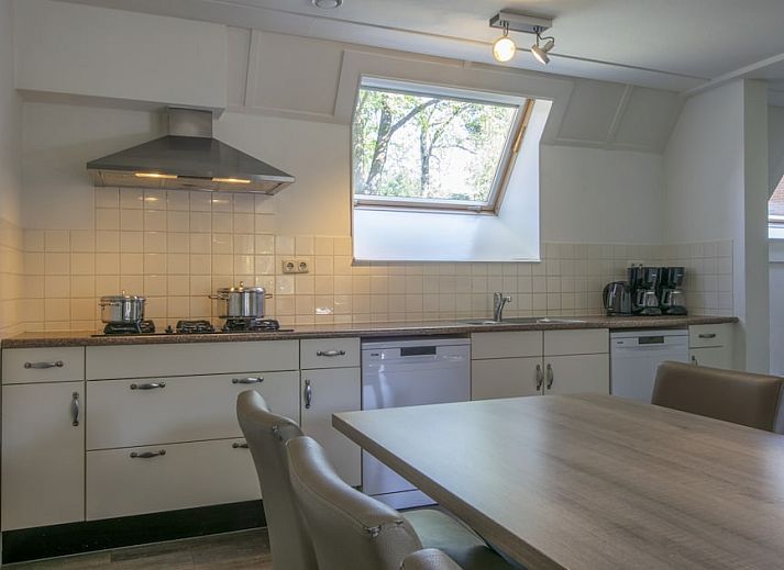 FV14 Comfort bungalow in Oosterhout, North Brabant, surrounded by nature with a charming terrace for a relaxing vacation.