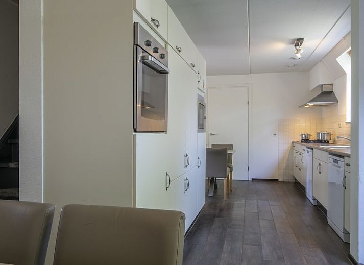 FV14 Comfort bungalow in Oosterhout, North Brabant, surrounded by nature with a charming terrace for a relaxing vacation.