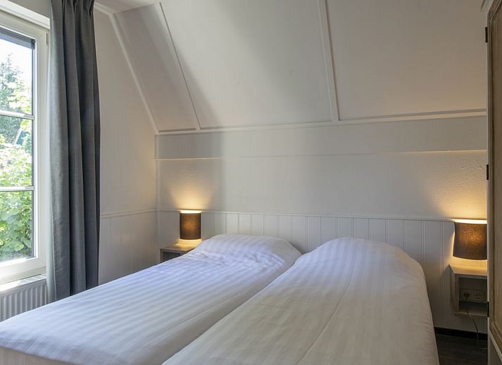 Cozy living room in FV14 Comfort bungalow, Oosterhout, North Brabant, with comfortable seating and views of the green surroundings.