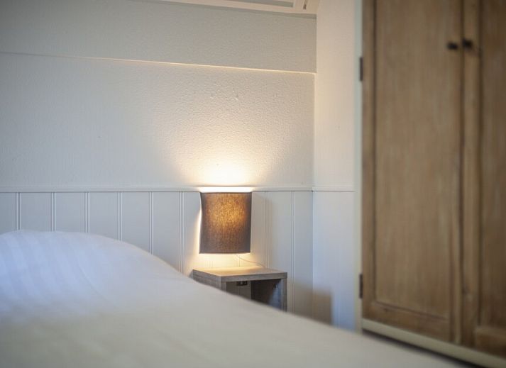 Cozy living room in FV14 Comfort bungalow, Oosterhout, North Brabant, with comfortable seating and views of the green surroundings.