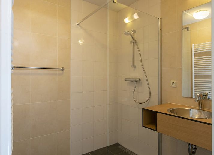 Cozy living room in FV14 Comfort bungalow, Oosterhout, North Brabant, with comfortable seating and views of the green surroundings.