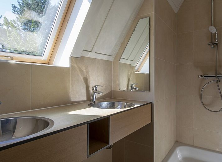 Cozy living room in FV14 Comfort bungalow, Oosterhout, North Brabant, with comfortable seating and views of the green surroundings.