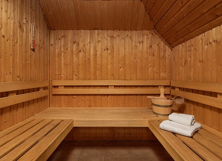 Cozy living room in FV14 Comfort bungalow in Oosterhout, West Brabant, with comfortable sofa and lots of natural light.