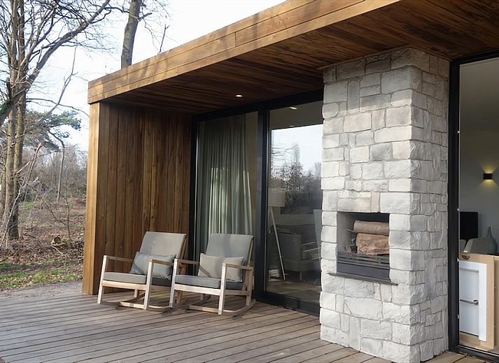 Ruime woonkamer in vakantiehuis Albatros, Oosterhout, West Brabant met comfortabele zithoek en stijlvol interieur voor een ontspannen verblijf.