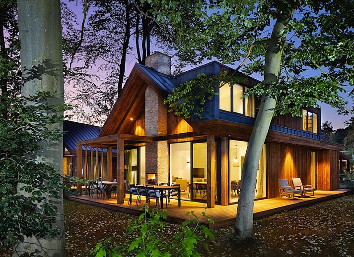 Ruime woonkamer in vakantiehuis Albatros, Oosterhout, West Brabant met comfortabele zithoek en stijlvol interieur voor een ontspannen verblijf.