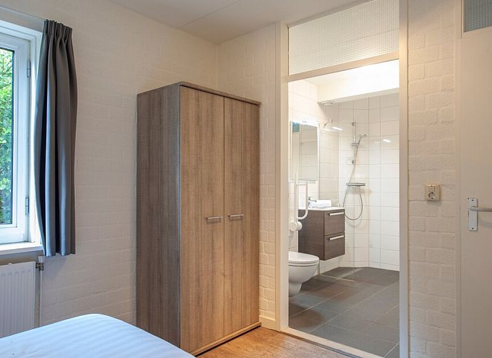 Cozy living room in FV12 Comfort bungalow, Oosterhout, North Brabant, overlooking terrace and green surroundings.