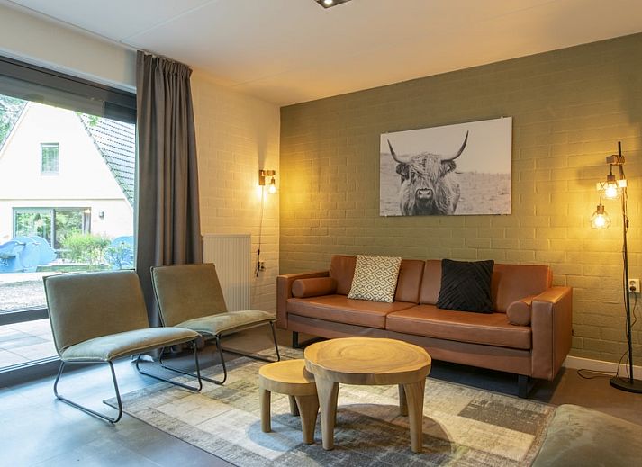 Cozy kitchen in K6KV Comfort bungalow in Oosterhout, North Brabant with modern furnishings and spacious dining area.